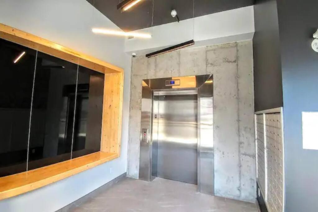 Good Vibes Only -Modern And Spacious 2 Bedroom Condo 4 Beds Free Parking, Gym ควิเบกซิตี้ ภายนอก รูปภาพ